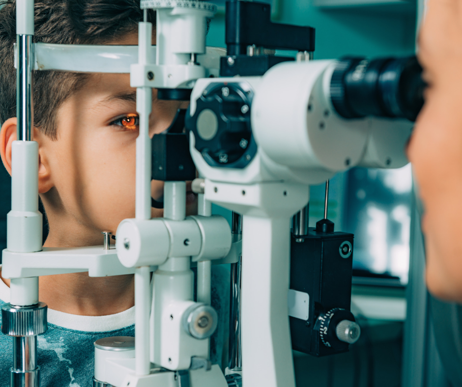 ¿A qué edad debo llevar a mi hijo a una evaluación de sus ojos?